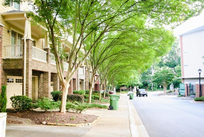 Photo - 815 Charles Bank Ave SE