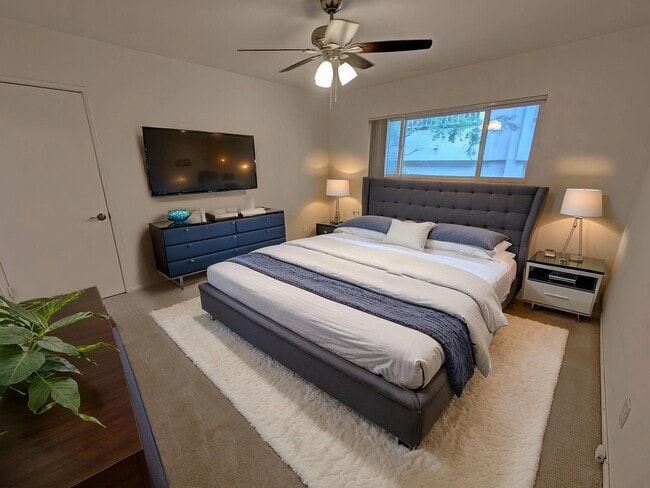 Photo - 833 S Plymouth Blvd Unidad 839-5