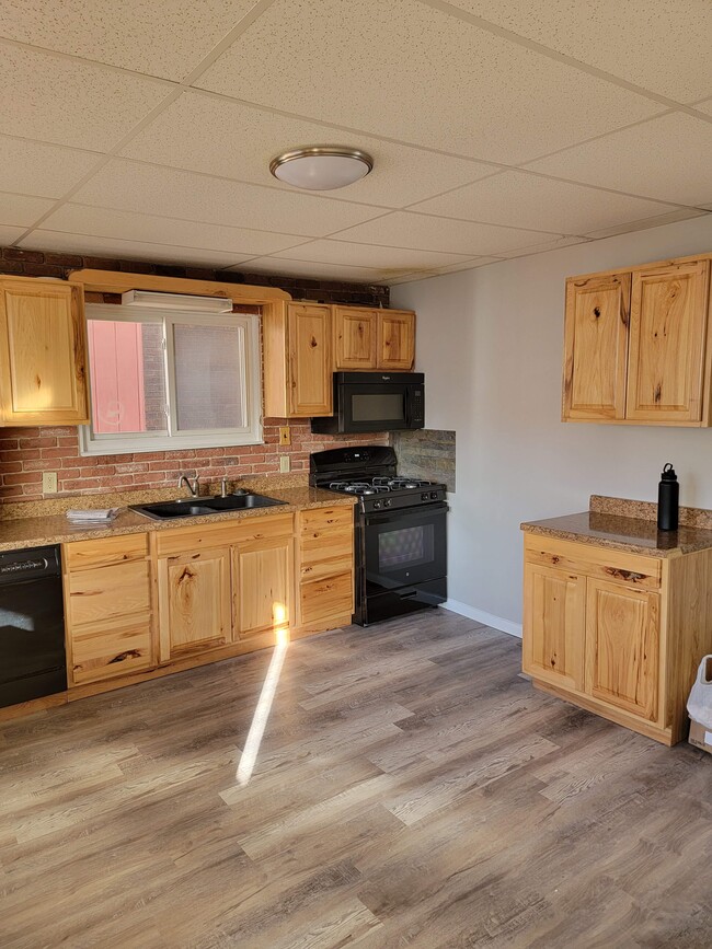 Kitchen - 307 Rustic Ave Unit House