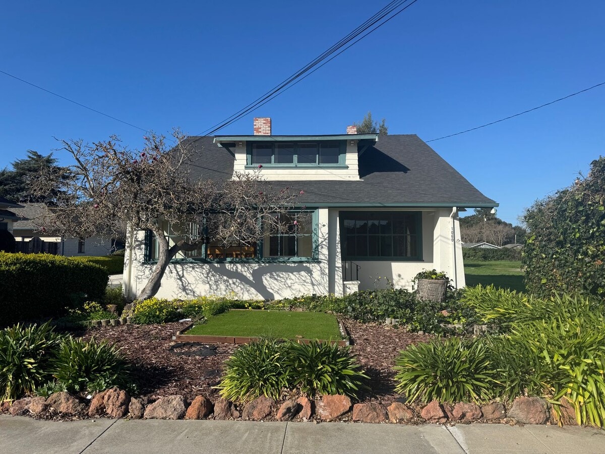 Charming 5 Bedroom/2 Bath Older Home in Hollister - Charming 5 Bedroom/2 Bath Older Home in Hollister