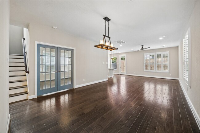 8922 Hollister Commons Ln