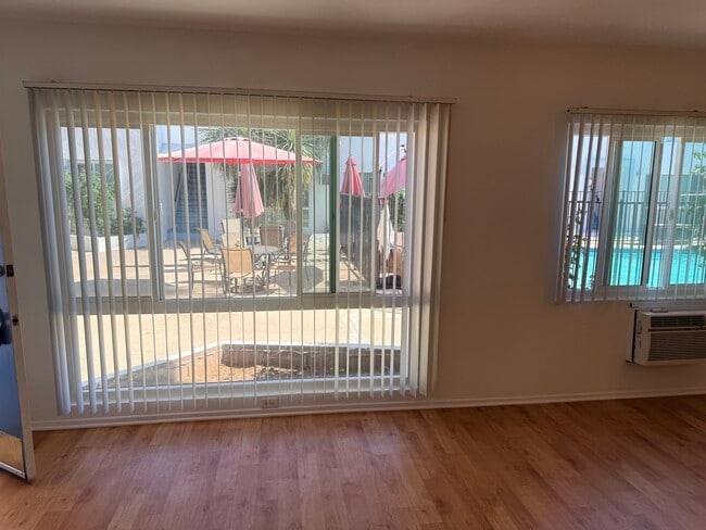 Living Room - 4451 Murietta Ave Unidad #17