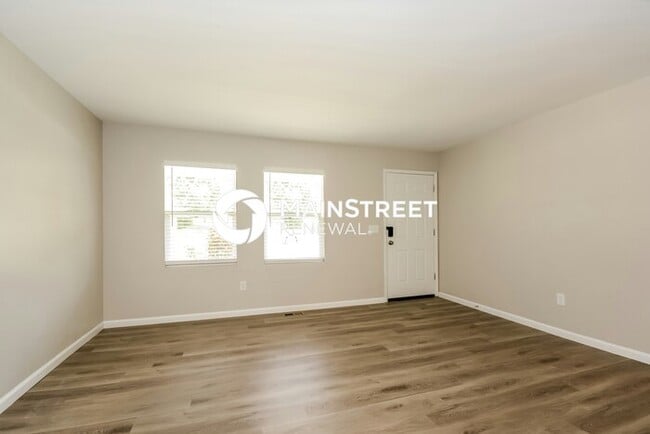 Photo - 3 Bedroom Pet-Friendly Home in Cincinnati, OH with Main Street Renewal