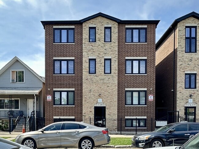 Building Photo - 738 N Avers Ave Rental
