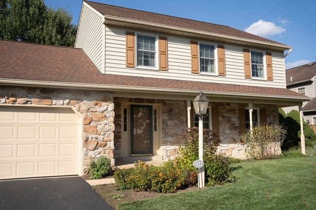 Photo - 922 Pinetree Way
