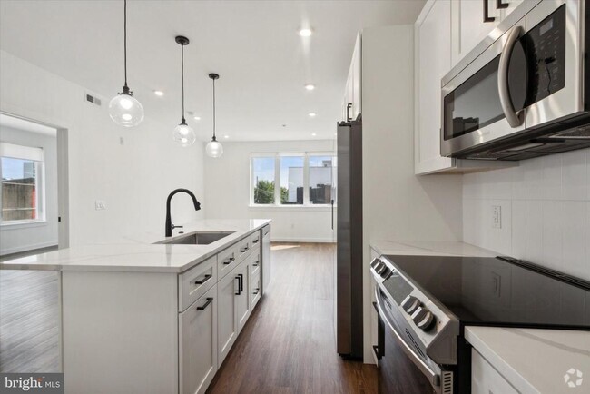 Building Photo - 2421 N Mascher St Unit 203 Rental