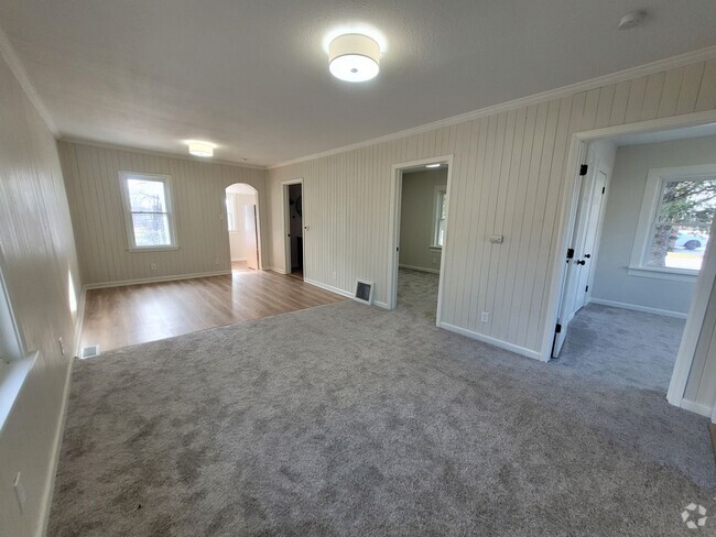 Building Photo - 2 Bedroom Rental Home with mudroom and spa...