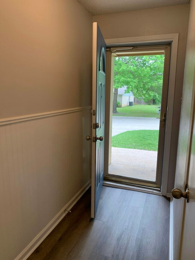 Photo - 404 Live Oak Dr