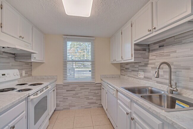 Photo - 832 Tibet Ave