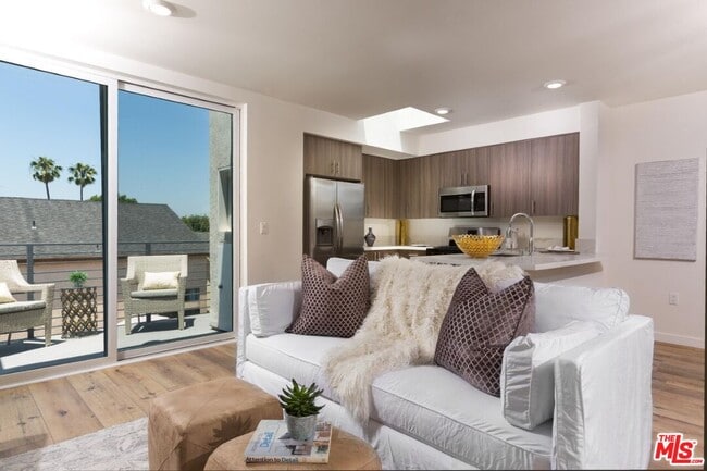 Photo - 5229 Willowcrest Ave Unidad 402