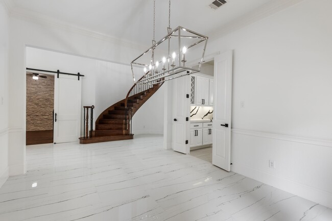 Building Photo - 18 Player Vista Pl