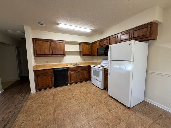 Building Photo - 1337 Kent Dr