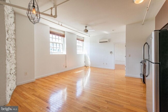 Building Photo - 4 Leverington Ave Unit 303