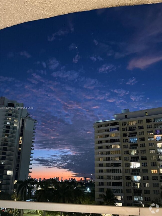Building Photo - 5555 Collins Ave Unit 6Z Rental