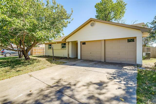 Photo - 921 Willow Cir S