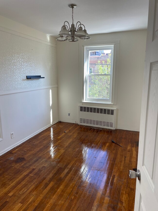 Photo - 2161 Ford St