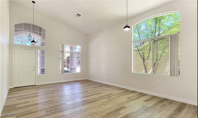 Photo - 24 Staghorn St