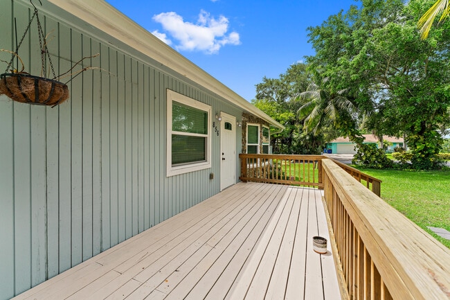 Photo - 856 SW Rustic Cir
