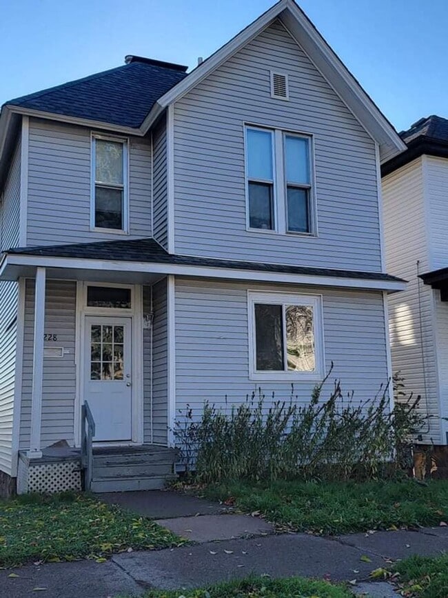 Building Photo - JUNE 2026 - Duluth MN - 6 Bed - 2 Bath Rental