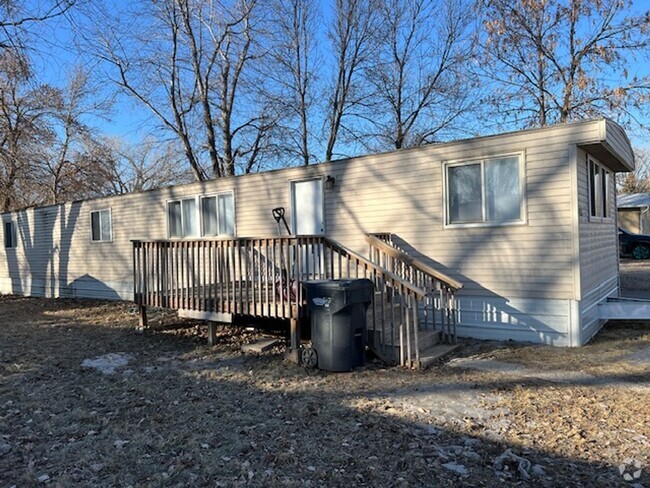 Building Photo - 2-bedroom, 1 bathroom conveniently located... Rental