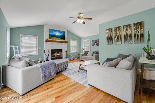 Photo - 611 W Commodore Blvd House