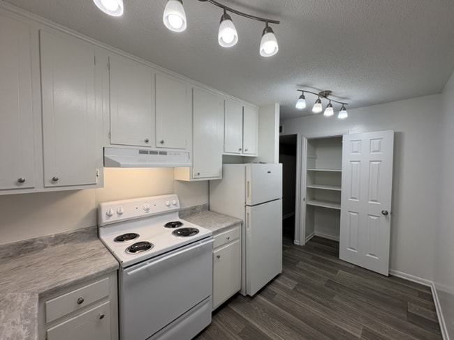 Building Photo - 1005 Hickory Hill Ln Unit G203