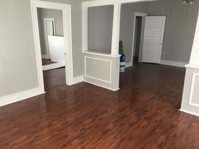 Building Photo - Charming 2 Bed, 1 Bath Home with Spacious ...