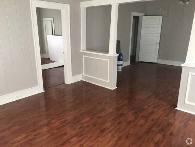 Building Photo - Charming 2 Bed, 1 Bath Home with Spacious ...
