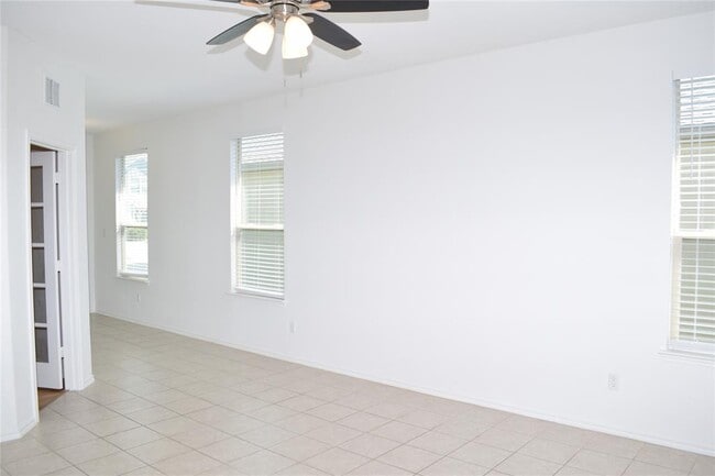 Photo - 409 English Oak St