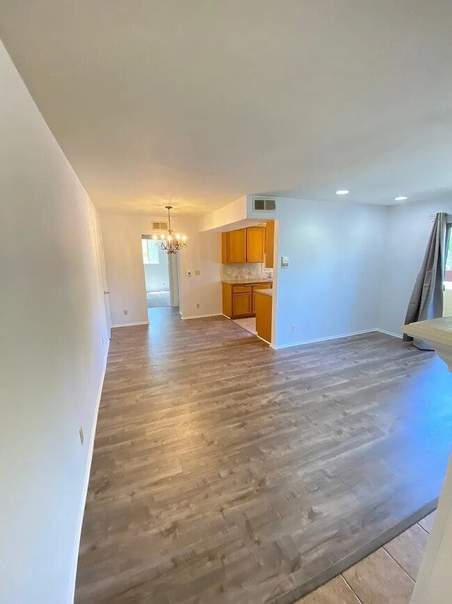 Photo - 14950 Burbank Blvd