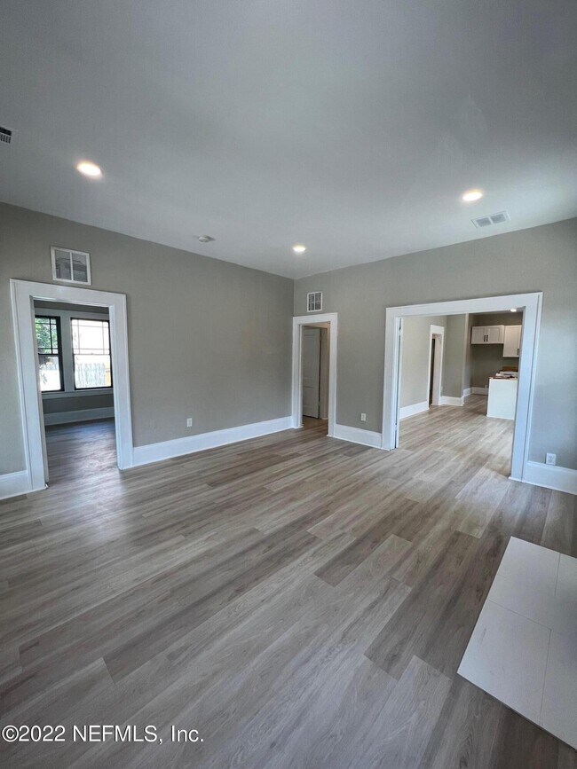 Photo - 43 W 21st St