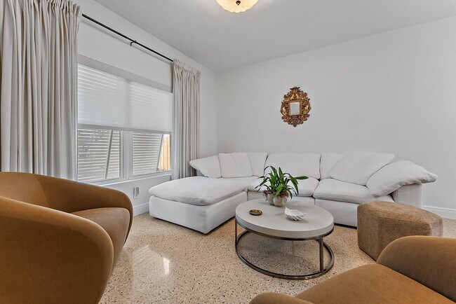 Photo - 513 E Whitney Dr