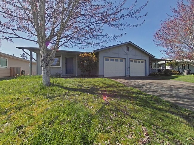 Building Photo - 2 Bedroom Duplex ~ Close to 9th Street ~ P... Unit 304 NE Conifer Rental