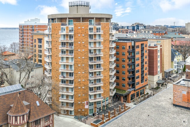 Primary Photo - Roundhouse Apartments