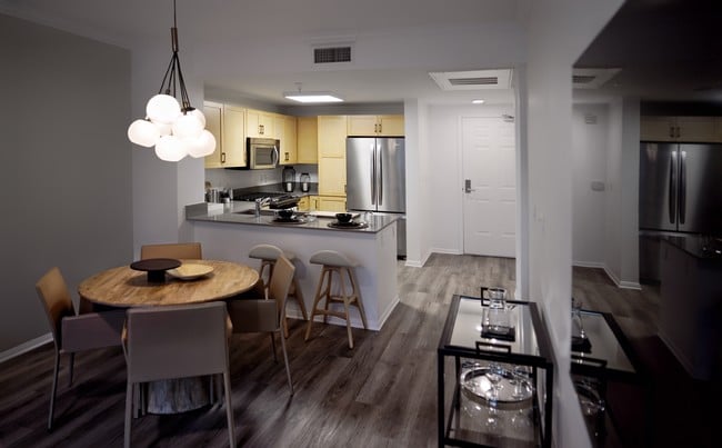 Sala de estar espaciosa - 1724 Highland