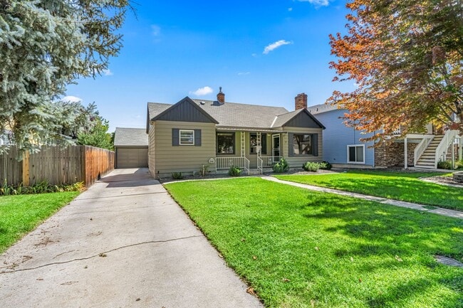 Building Photo - Charming 1940's Bungalow w/3 Bedrooms & 3 ... Rental