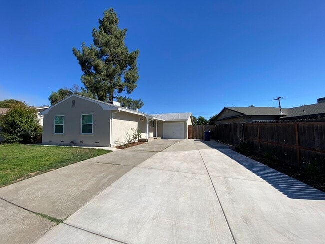 Building Photo - Renovated 3 Bed 1 Bath Home in Lincoln Village Open House Monday June 29th 4-5 PM