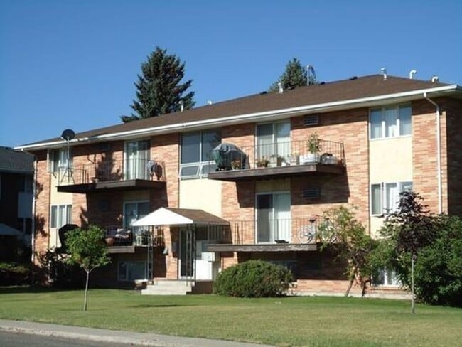 Building Photo - Pet Friendly! Garden Level 2 Bedroom in a ... Unit 04 Rental