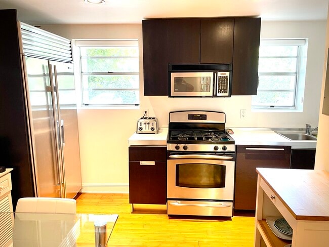 kitchen - 4812 Pine Tree Dr Unit 104