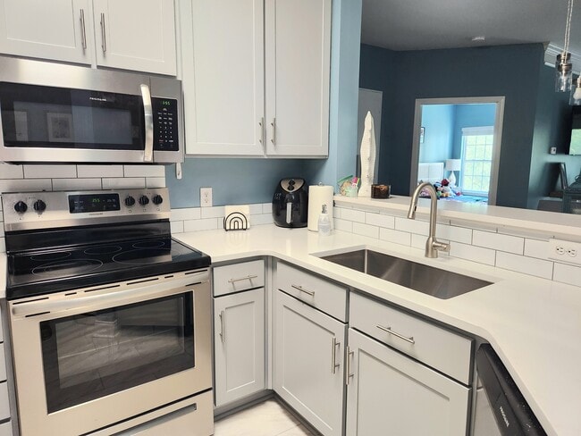 nuevas puertas de armarios de cocina y mostrador de cuádriceps - 2021 Basildon Rd Unidad 2021 Rental