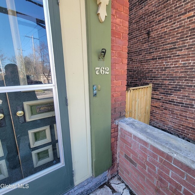 Photo - 762 Eastern Ave