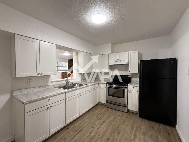 Photo - 943 Weizmann St