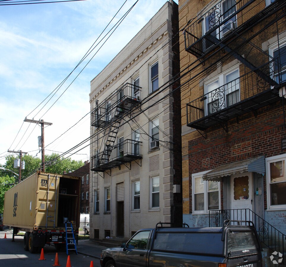 Photo - 305 Oliver St Apartments
