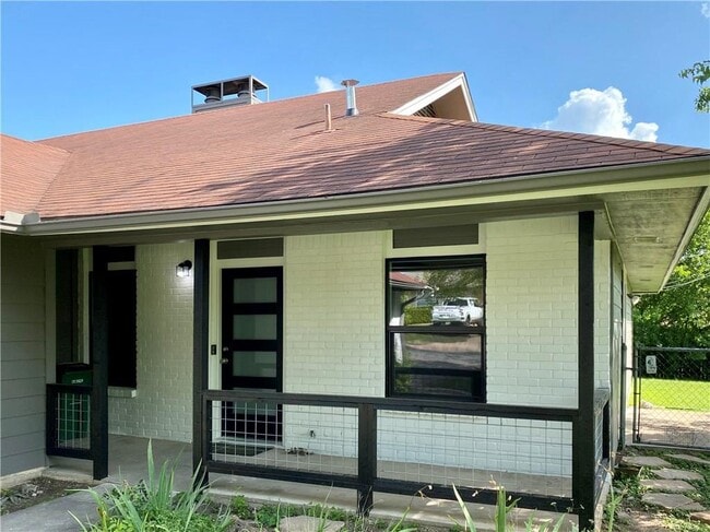 Photo - 1715 Shadowview Dr