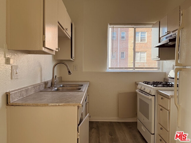 Photo - 920 S Hobart Blvd Unit 302