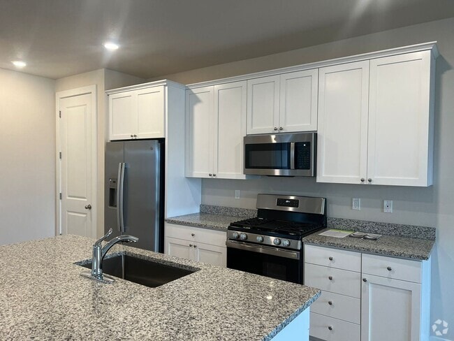 Building Photo - REED'S CROSSING with PRIVATE OUTDOOR SPACE... Rental