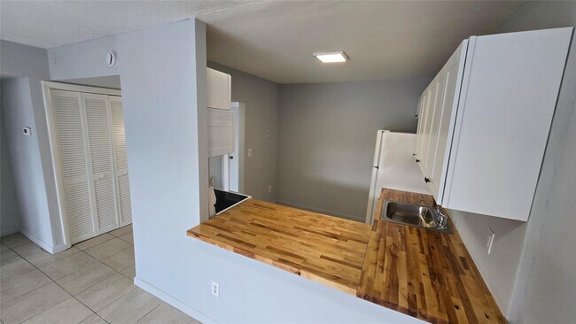 Photo - 15221 NE 6th Ave Unidad A204