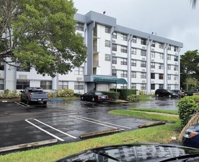 Building Photo - 2501 Riverside Dr Unit 402-A Rental