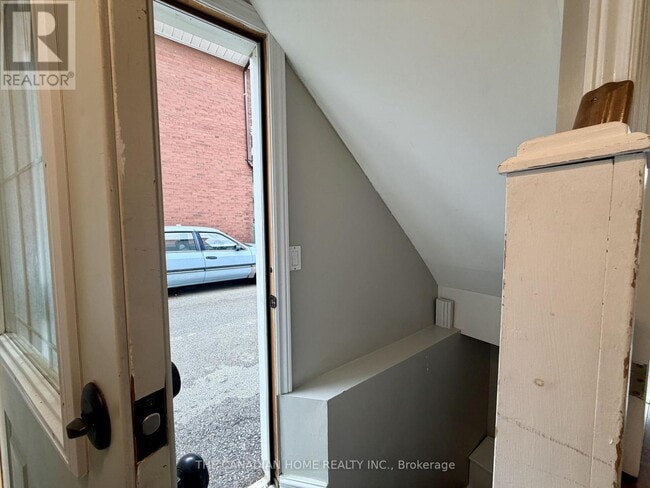Photo - 71 English St