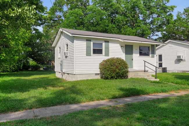 Photo - 304 B St